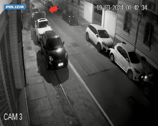 Tenta un furto in un’auto davanti al commissariato, arrestato